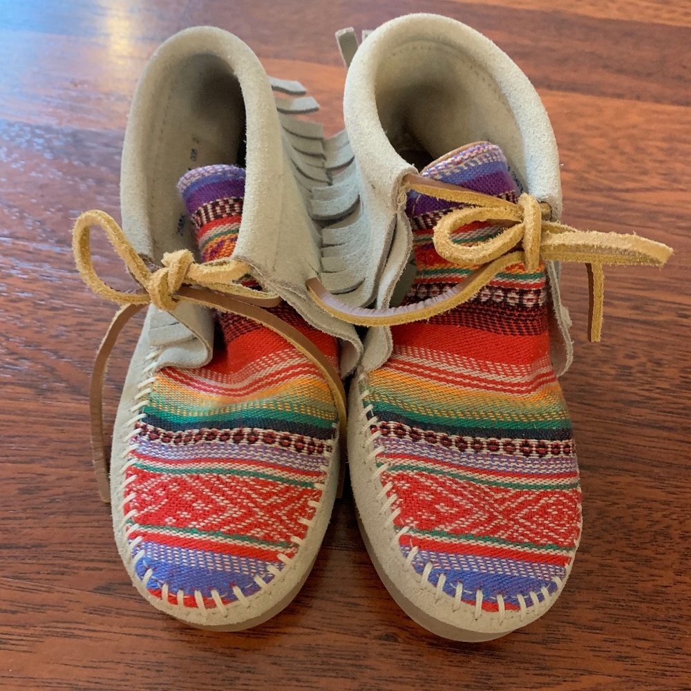 NEW Girls Minnetonka Fringe Boots Size 10